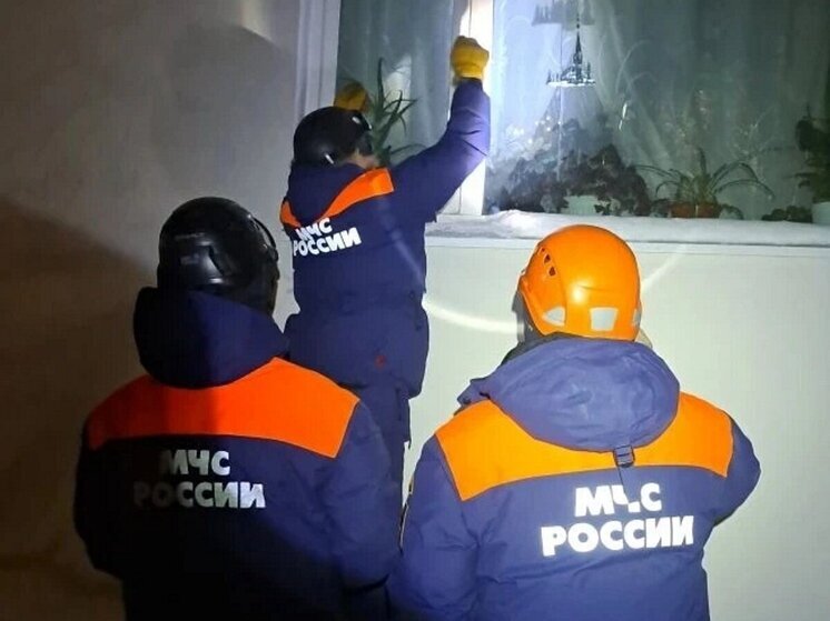 Спасатели МЧС в Магадане проникли в квартиру, чтобы помочь упавшей пенсионерке