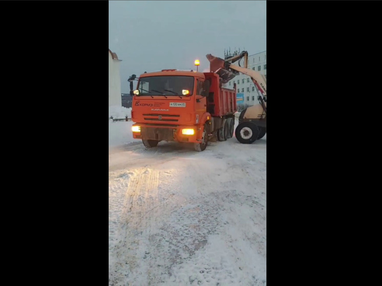 В селе Талон Ольского округа продолжают расчищать дороги от снежных заносов