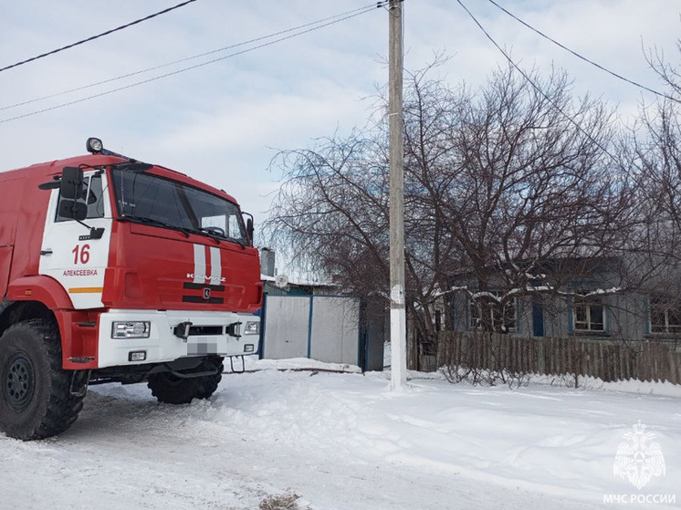В Алексеевке пожарные спасли мужчину из горящего дома