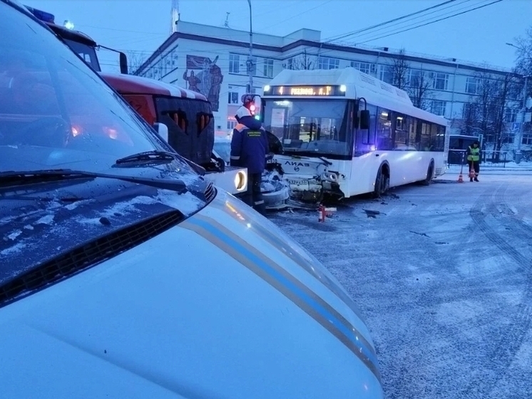 В Великом Новгороде городской автобус лоб в лоб столкнулся с легковушкой