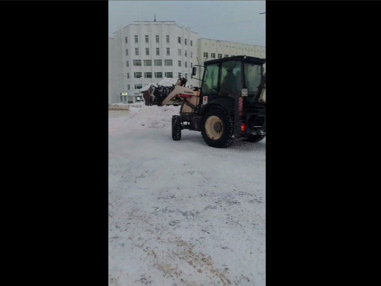 В Магадане коммунальные службы активно убирают снег после циклона в праздничные дни