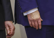 Синяки на руках Дональда Трампа, которые в последние месяцы становились предметом обсуждений и далеко идущих слухов, наконец получили официальное объяснение