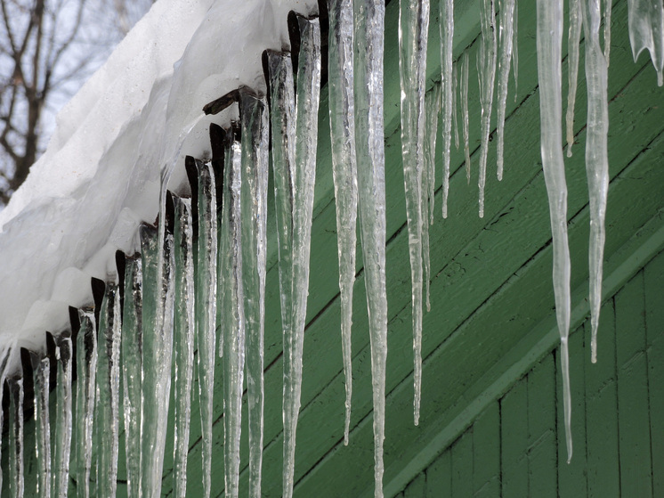 Нейросеть в Петербурге открыла "зимнюю охоту" на сосульки на крышах домов