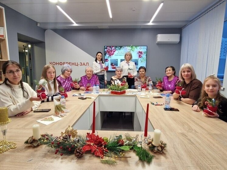 «Тоболячки» встретили Новый год творчески: в Тобольске прошёл праздничный мастер‑класс для участниц женского клуба