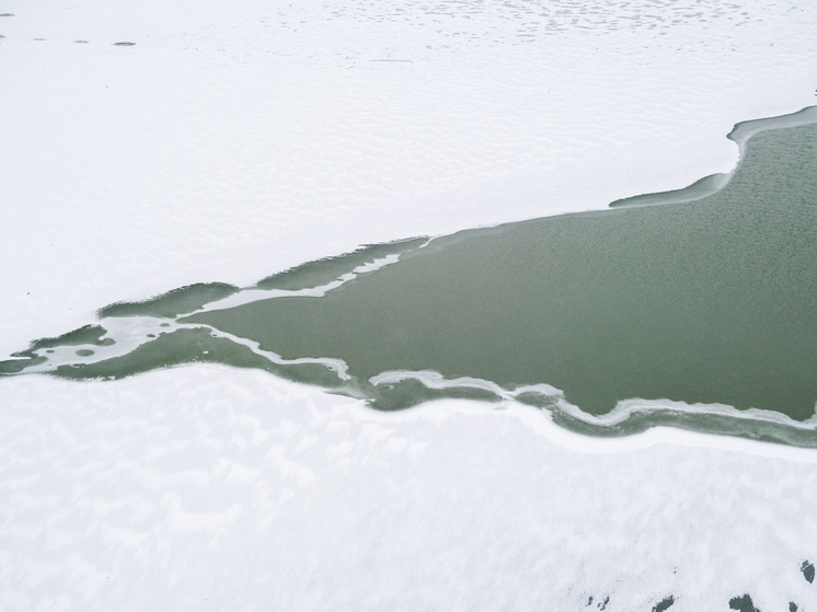 В Волгоградской области спасатели вытащили из ледяной воды мужчину