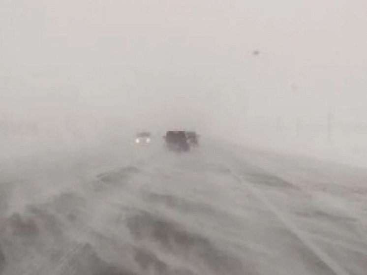В Красноярском крае перекрыли дорогу из-за черной пурги и штормового ветра