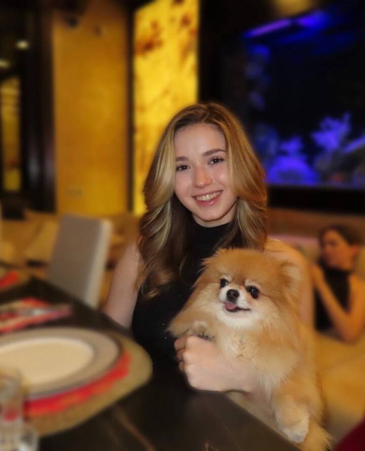 &laquo;Какая худышка&raquo;: Валиева встретила Новый год в мини-платье с нескромным разрезом на бедре