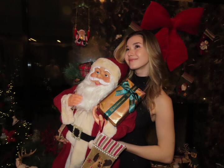 &laquo;Какая худышка&raquo;: Валиева встретила Новый год в мини-платье с нескромным разрезом на бедре