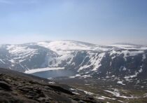 Двум молодым альпинистам, отправившимся на восхождение на вторую по высоте вершину Шотландии Бен-Макдуи в кроссовках и спортивных штанах, потребовалась срочная помощь спасателей