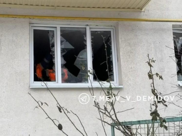 Около 35 специалистов ликвидируют последствия удара по центру Белгорода