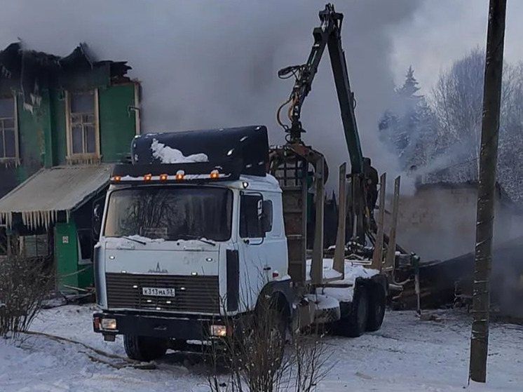 В Пестовском округе продолжают тушить здание школы