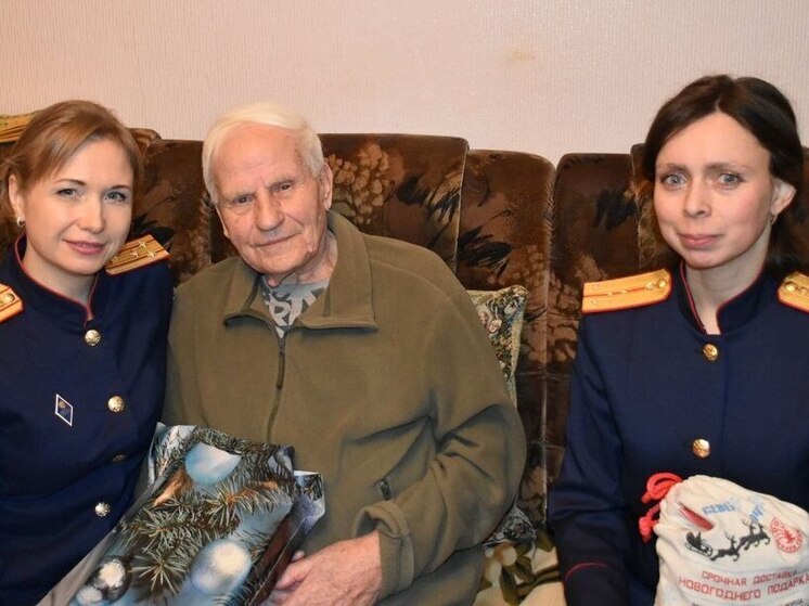 Сотрудники пензенского СК поздравили ветерана Великой Отечественной войны с Новым годом