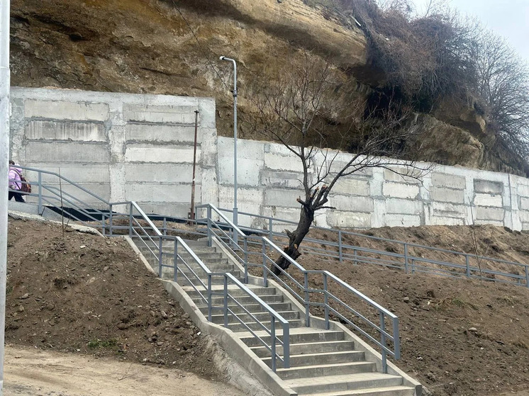 В Кисловодске отремонтировали лестницу, ведущую к одной из самых больших школ города