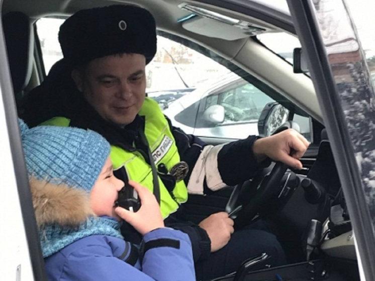 Канские автоинспекторы осуществили новогоднюю мечту 8-летнего мальчика о поездке с автопатрулем