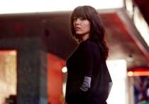 Гуляя в рождественско-новогодние праздники по Дублину, жители и туристы с удивлением обнаружили на месте, где обычно поют-играют, зарабатывая свою трудовую копеечку, безродные уличные музыканты, фронтмена ирландской рок-группы U2 Боно и популярную рокабилли-певицу Имельду Мэй