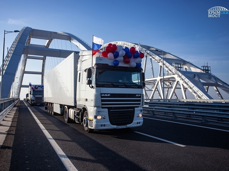 Более 600 машин скопилось в пробке на подходах к Крымскому мосту