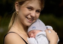 В 2025 году российские спортсмены работали не только над рекордами и победами в соревнованиях. Звезды отечественного спорта также участвовали в улучшении демографической ситуации в стране. В этой статье расскажем, какие известные спортсмены обзавелись потомством в прошлом году.