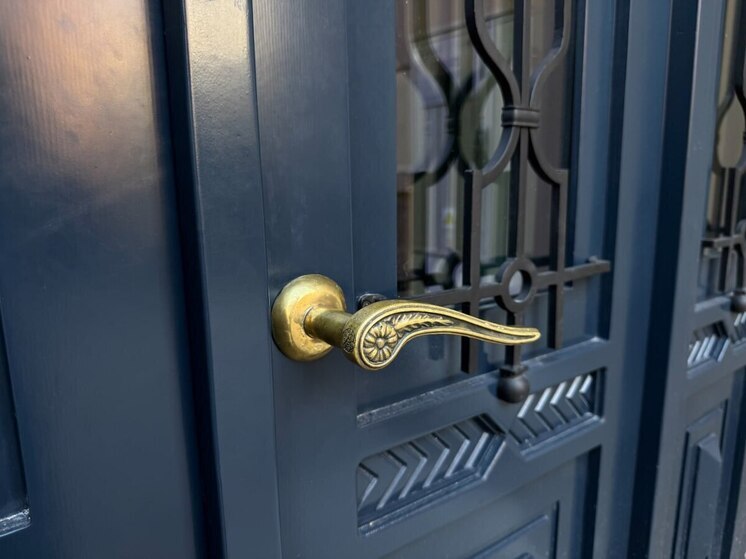 Калининградский фонд капремонта подарил жителям отреставрированного дома сад