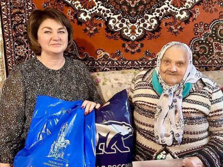 Ветеранов Великой Отечественной войны из Псковского района поздравили с Новым годом