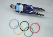 Нейтральные саночники из России всё-таки поедут на этап Кубка мира в немецком Винтерберге. Это последний этап, где можно отобраться на Олимпийские игры в Италии. До этого наших спортсменов не пустили в Латвию, где в городе Сигулда был проведён ещё один этап Кубка мира. Таким образом, с учётом поездки в Германию, россияне примут участие всего в двух этапах Кубка мира. Хватит ли этого для того, чтобы отобраться на Олимпиаду?