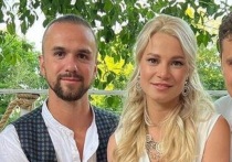 Обладательница двух олимпийских серебряных медалей Евгения Тарасова и олимпийский чемпион Федор Климов перед Новым годом порадовали фанатов совместным фото с дочкой Александрой. Подписчики обсудили, на кого похожа наследница фигуристов.