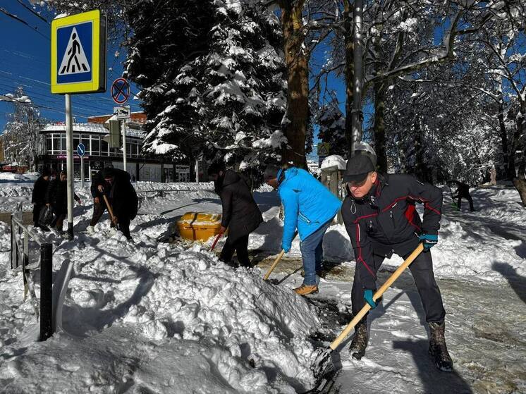 Жители Майкопа третьи сутки ждут воду и свет после снегопада