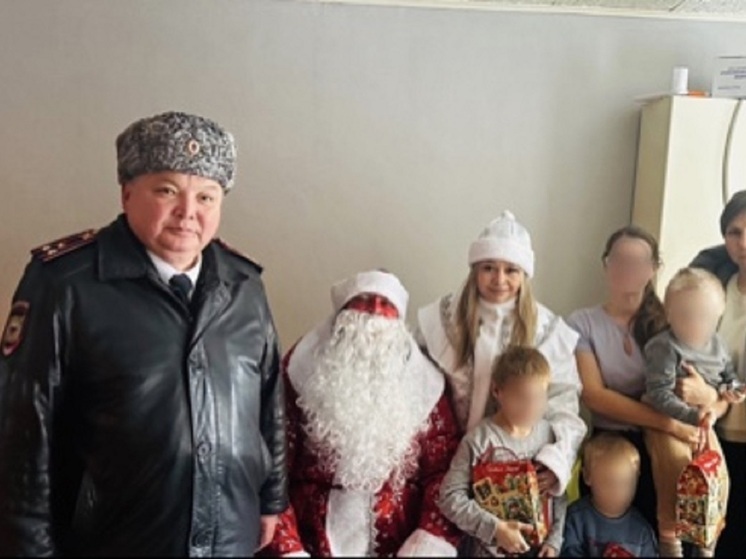 Полицейский Дед Мороз посетил своих подопечных в Первоуральске
