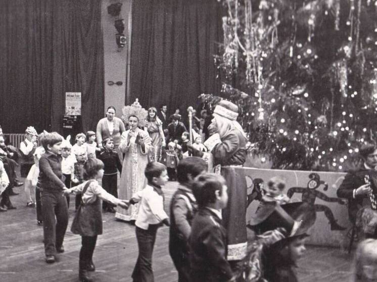 В Великолукском архиве показали фотографию советской новогодней елки