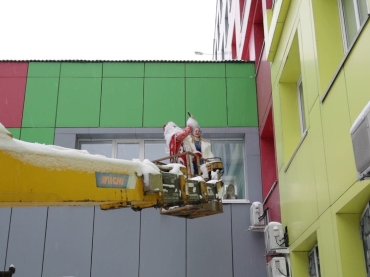 Дед Мороз и Снегурочка в Липецке поздравили детей с автоподъемника