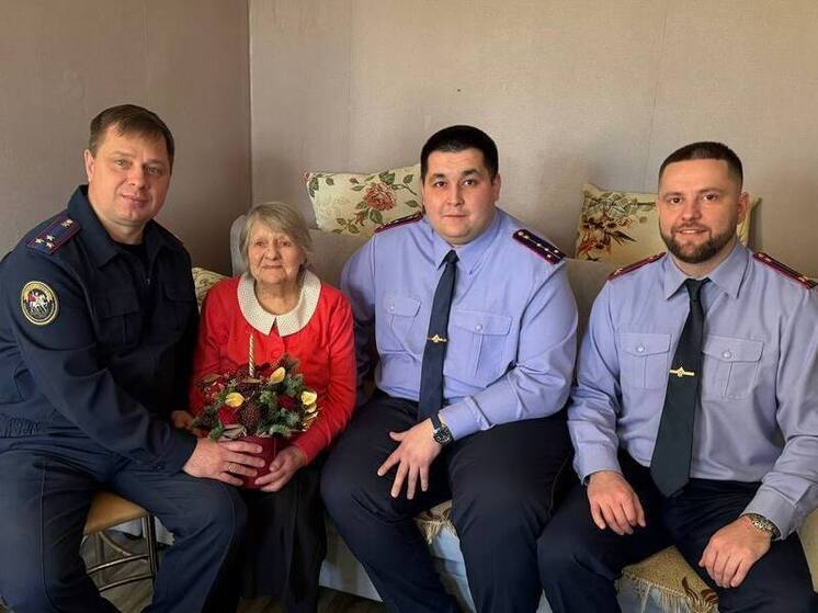 Псковские сотрудники следственного управления поздравили труженицу тыла