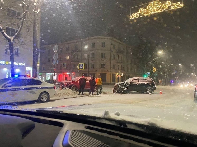 ДТП случилось на перекрестке проспекта Ленина и улицы Зверева в Великих Луках