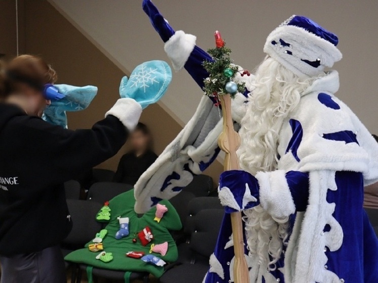 «Полицейский Дед Мороз» побывал в астраханском социально-реабилитационном центре