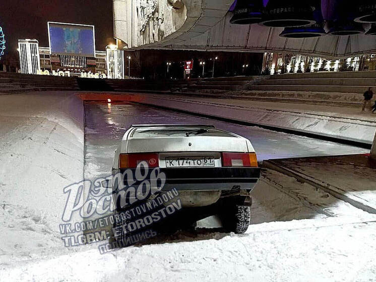 В Ростове легковушка залетела в стелу на Театральной площади