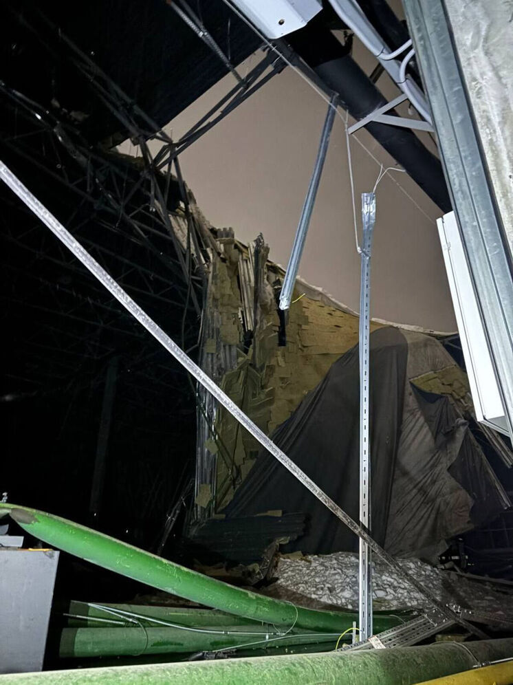 Прокуратура показала фото с места обрушения кровли в юргинском хабе