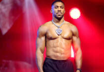 2 января 2026 года нигерийская полиция предъявила 46-летнему Аденийи Моболаджи Кайоде обвинение в причинении смерти по неосторожности в результате опасного вождения. ДТП произошло 29 декабря 2025 года на трассе Лагос—Ибадан: автомобиль, в котором находился боксёр Энтони Джошуа, столкнулся с грузовиком. Джошуа получил лёгкие травмы, двое его друзей — Сина Гами и Латиф Айоделе — погибли. Кайоде отпущен под залог, рассмотрение дела назначено на 20 января.