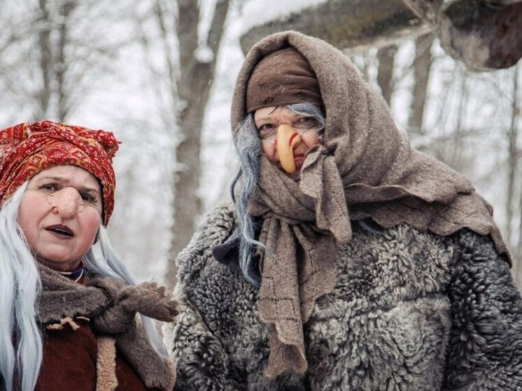 Новгородцам устроили полет на метле Бабы Яги на Новогодье в Витославлицах