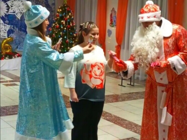 Полицейские Дед Мороз и Снегурочка пришли к детям из Болховского района Орловской области