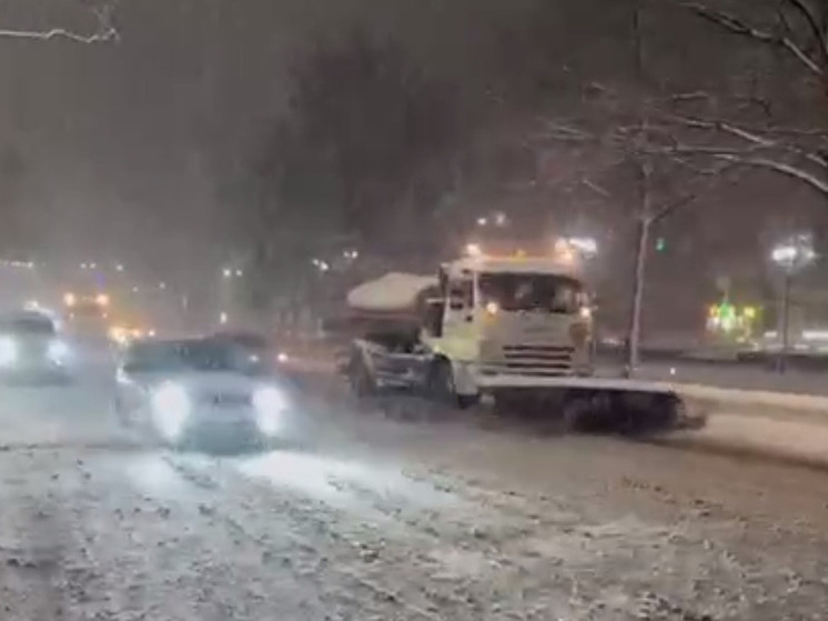 Дорожные службы Махачкалы перешли на двухсменный режим работы из-за непогоды