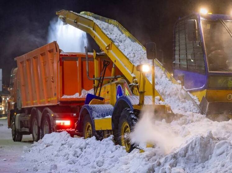 Глава Ноябрьска показал процесс ликвидации последствий сильного снегопада