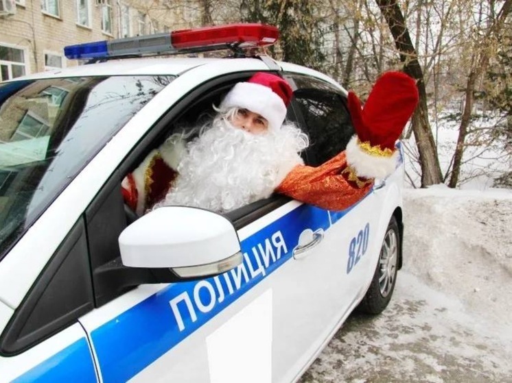 Праздник для воспитанников коррекционной школы провел приморский Дед Мороз-полицейский