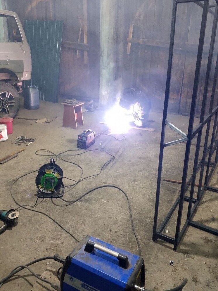 В Бурятии волонтеры сварили багажники для отправки в зону СВО