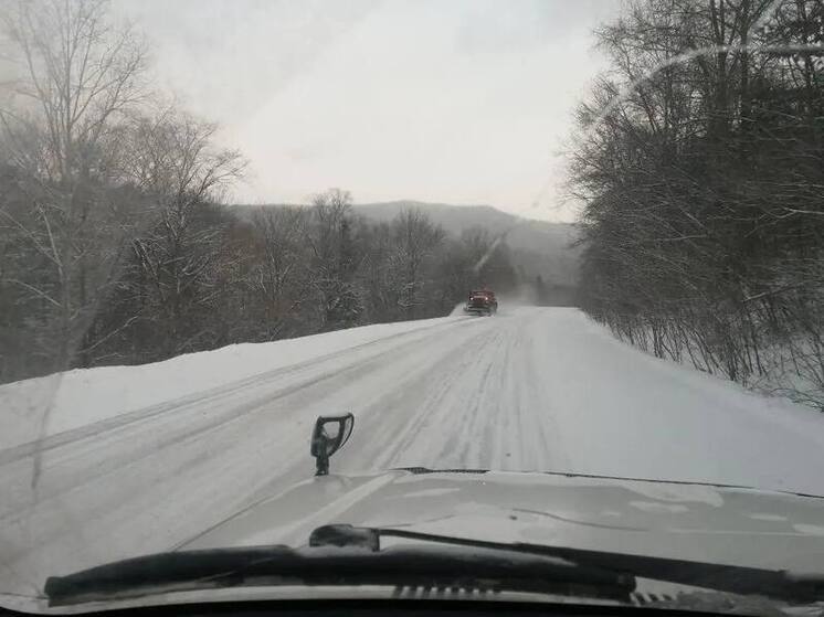 В Приморье продолжают бороться со льдом на дорогах