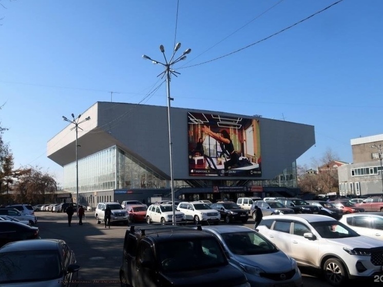 На стадионе «Труд» в Иркутске залили каток