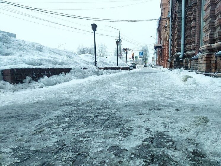 В Барнауле женщина упала на обледеневшем тротуаре и попала в больницу с травмой