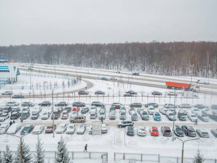 В Казани ночью чистили муниципальные парковки