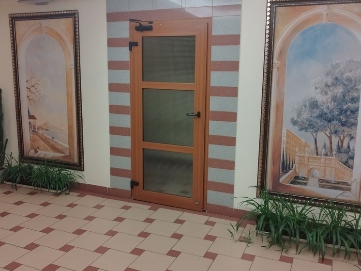 Жителям Хакасии напомнили о штрафах за коляски и кашпо в подъездах