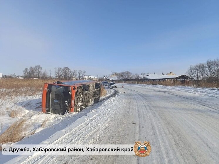 В Хабаровском районе автобус упал в кювет и опрокинулся