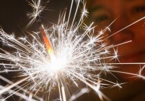 Следователи полагают, что причиной пожара на швейцарском горнолыжном курорте стали бенгальские огни, зажженные под потолком