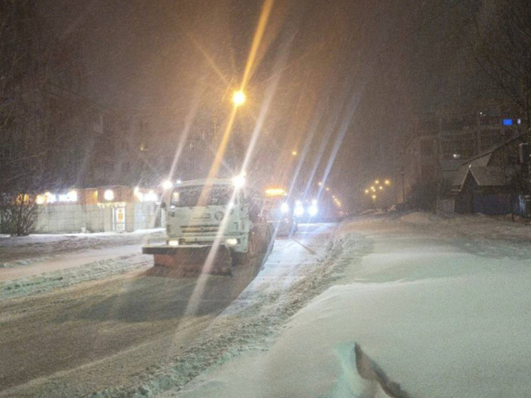 Более 140 рабочих ликвидируют последствия сильного снегопада в Туле