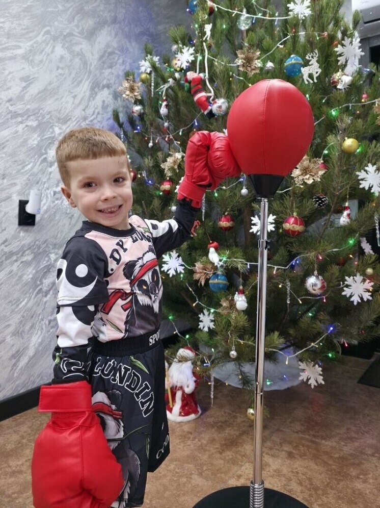 Губернатор Брянской области исполнил мечту юного боксера в Новый год